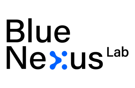 Blue Nexus Lab Schriftzug, wobei das „X“ als blaues, abstraktes Symbol mit drei kreisförmigen Punkten und geschwungener Verbindung dargestellt ist. Der Rest des Schriftzuges ist in schwarz.