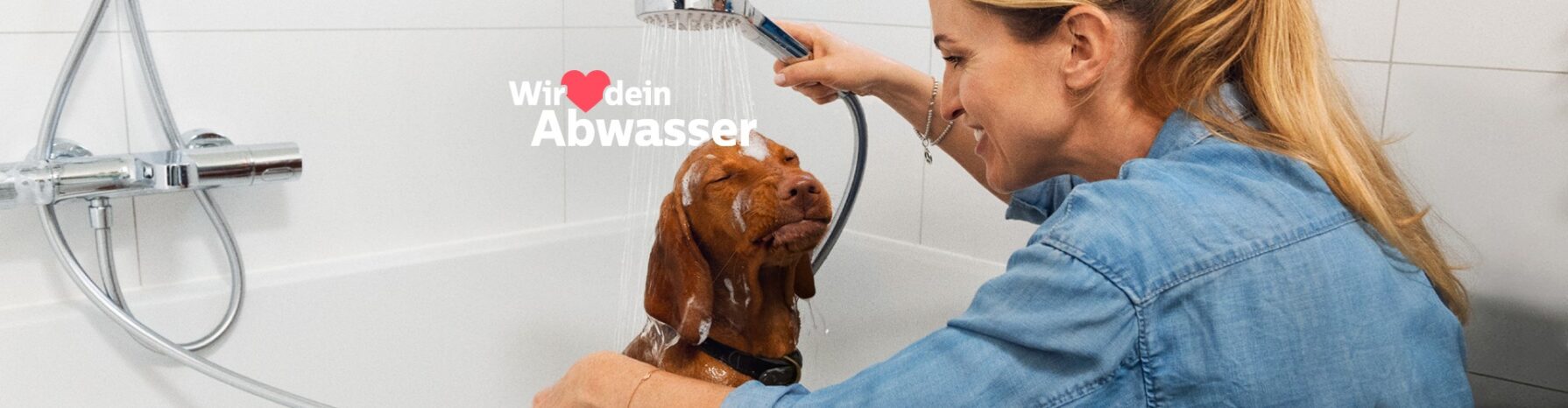 Junge Frau badet Hund und Wir lieben dein Abwasser Schriftzug