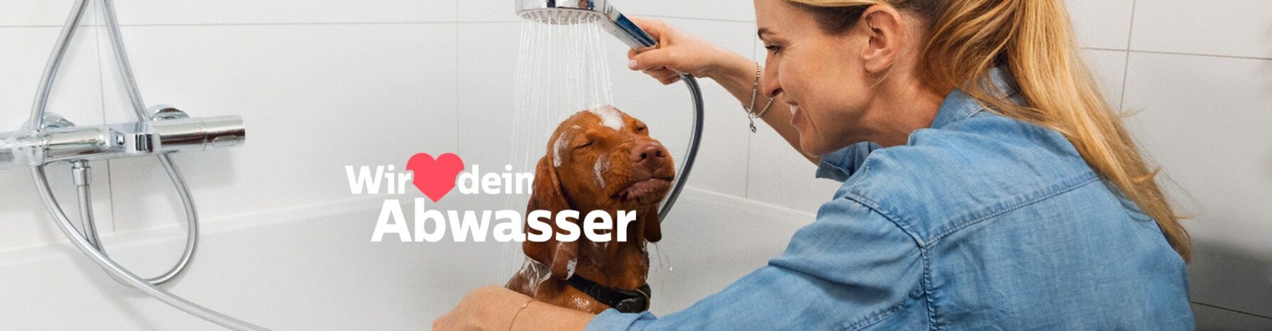 Junge Frau badet Hund und Wir lieben dein Abwasser Schriftzug