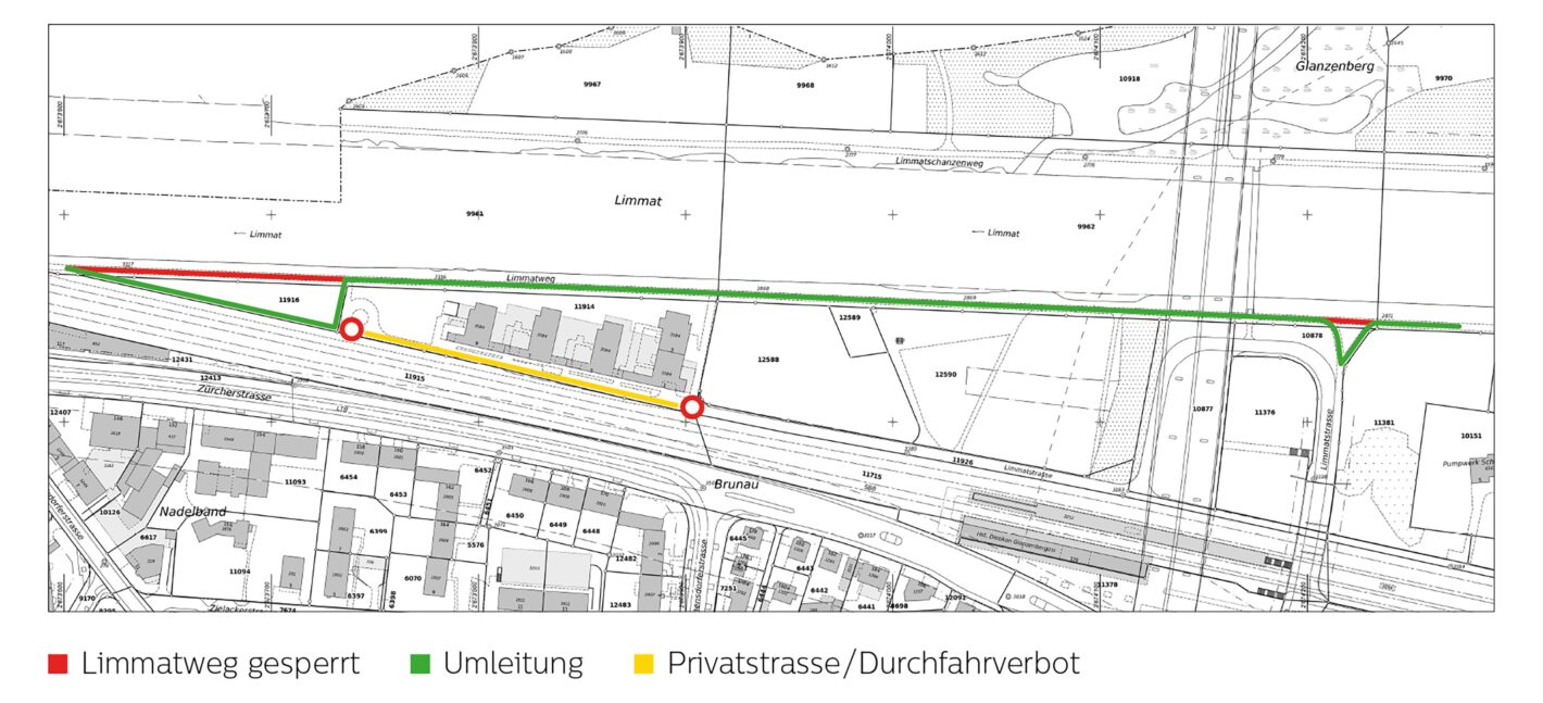 Das Bild ist ein schwarz-weisser Lageplan mit farbigen Markierungen einer temporären Verkehrsführung entlang der Limmat. Oben verläuft die Limmat horizontal, darunter parallel dazu der Limmatweg und darunter die Zürcherstrasse sowie Bahngleise. Auf der Strecke zwischen zwei rot markierten Sperrpunkten ist der Limmatweg in Rot als „gesperrt“ eingezeichnet. Parallel dazu ist eine grüne Linie als „Umleitung“ verzeichnet, welche ab dem rechten Sperrpunkt über einen nördlich gelegenen Weg führt und am linken Sperrpunkt wieder auf den ursprünglichen Verlauf trifft. Zwischen den beiden Sperrpunkten ist zusätzlich eine gelbe Linie eingezeichnet, die entlang von Hauszeilen verläuft und als „Privatstrasse / Durchfahrverbot“ gekennzeichnet ist. Der Plan zeigt klar den gesperrten Abschnitt des Limmatwegs, die alternative Route für den Durchgang sowie den privat genutzten Bereich, der nicht befahren werden darf.
